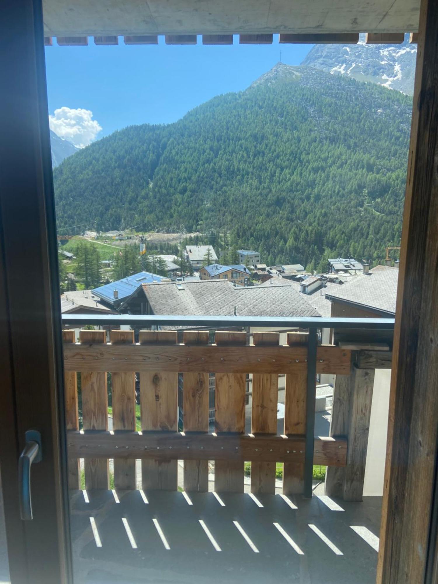 Zimmer mit Queensize-Bett und Balkon